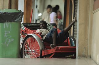 Рикша индус. Отдыхает на работе. Остров Пинанг. Джордж таун.