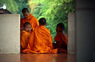 Молодые монахи в храме.