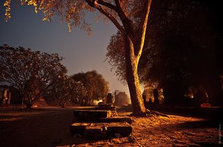 Аюттая. Ночью бродили по достопримечательностям. Бесплатно забрались сюда, ходили пока нас не выгнали, точнее хотели чтобы мы оплатили =). Сели на велосипеды и уехали.