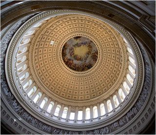 купол Капитолия изнутри.  Экскурсии в Капитолий интересны и бесплатны для всех желающих.
