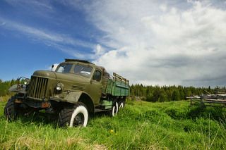 Много лет назад привезли ЗИЛ-157, но ездить в деревне некуда, вокруг море, леса и болота. Так и стоит в траве.