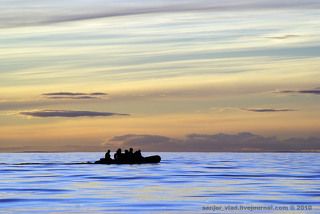 После полуночи. Спокойное море, нежное солнце, холодный безветренный воздух.