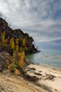 В первых рукописных свидетельствах это место на Северном Байкале описывается как особо почитаемое эвенками шаманское место, по своей значимости подобное Шаманке на Ольхоне.
