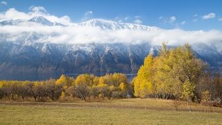 Один единственный денек выдался погожим... зато какой...Облачко, зацепившееся за гору Алтын-Ту, низенькие яблони, золотая листва деревьев, синее небо и теплый свет - все это очень здорово сочетается вместе