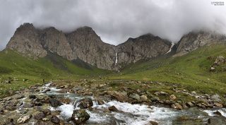 Статус самого большого водопада в Средней Азии носит наш Казахстанский водопад Бурхан Булак. Он достигает в высоту 112 метров. Однако по сравнению с этим исполином (высота примерно от 300 до 400 метров), название которого мы так и не узнали у местных жителей, наш Казахский водопад превращается в небольшой ручеек. Водопад (по Киргизский шаар) виден с дистанции 30 километров.