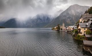 Гальштат
Со всех сторон Гальштат окружает дивный по своей красоте горный массив Дахштайн. С самых давних времен жители этих мест занимались добычей каменной соли. Даже название городка произошло от древне кельтского слова hall, что значит соль