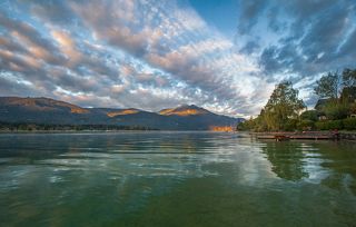 Вольфгангзее 
Бирюзовое кристальное озеро в обрамлении высоких лесистых гор, заботливо укрытых пушистыми белыми облаками, завораживает своей нереальной красотой.