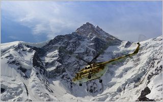 В базовый лагерь под Хан-Тенгри альпинистов и просто сочувствующих забрасывает киргизский Ми-8. Цена вопроса в одну сторону 150 евро. Казахский борт оказывается слишком дорогим. Высота манит, а иногда и убивает.