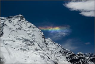 Поляризация. Без очков невозможно смотреть - снежная слепота. Несколько часов без крема - ожоги второй степени.
Собственно это плечо пика Чапаева (саму вершину не видно) и на фотографии видна тропа по которой идут на Хан.
Опасные места провешены веревками. Маленькая точка в левом нижнем углу на тропе - альпинист!.