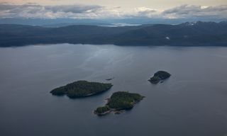 1. Пару слов о Кетчикан. Это этнический город США в штате Аляска, население которого в основном представлено индейцами. Экономика города основана на туризме и рыболовстве. Город известен как «Мировая столица семги».