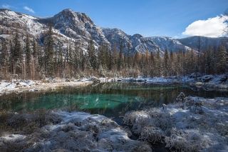 Это крохотное, мелкое, но очень живописное озерцо называют еще Голубым. Но в тот солнечный октябрьский денек оно предстало перед нами совсем в другом цвете). Озеро сверхдоступно. Как то даже обидно малость. Пожалуй, я не припомню другого красивого места, до которого было бы так элементарно добраться. \