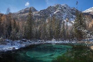 Первое, что мгновенно приковывает взгляд - это, конечно, сумасшедший цвет воды и хорошо различимый рисунок кольца (даже нескольких) на дне озера. Да это же не иначе как кратер от упавшего когда-то давным-давно метеорита!) Если серьезно, то теорий, касающихся цвета воды, истории возникновения озера достаточно много.