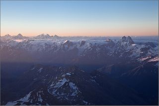 Первый солнечный свет на Главном Кавказском Хребте с высоты 5100 метров.