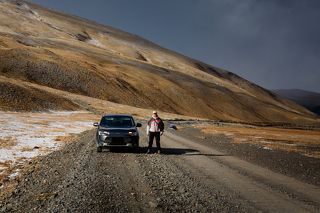 От Кош-Агача через Южно-Чуйский Хребет нам на нашем Аутлендере предстояло промчаться всего-то 140 километров по частично ледяной трассе со средней скоростью 40 км/час. Пограничники предупредили, что ехать под вечер небезопасно и 2 машины впереди уже перевернулись… Но мы невероятно верили в Удачу!