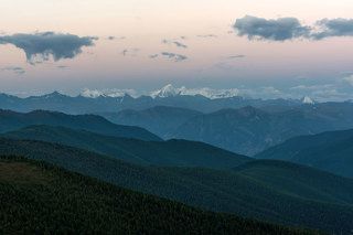 На фоне гор