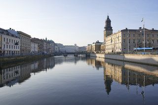 Вид на обводной канал Stora Hamnkanalen и городскую ратушу