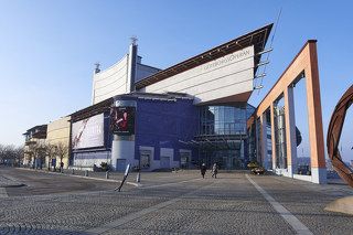 Новое здание оперного театра - корабль. В нем даже полы сделаны из палубной доски