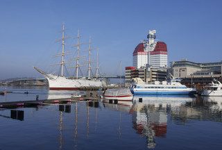 Злые языки прозвали здание Lilla Bommen тюбиком с зубной пастой. В отреставрированной сто-летней барке сейчас отель Barken Viking