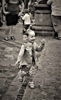 Девочка с пирожком в руке и мыльным пузырем на ухе...