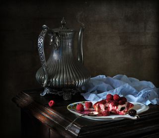 Пирожное с малиной