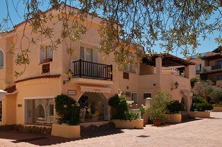 Полон бутиков, больше напоминающих музеи...