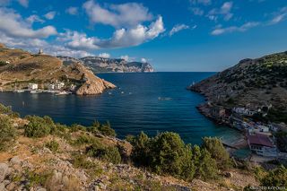 Общий вид на выход из бухты со стороны Мраморного пляжа