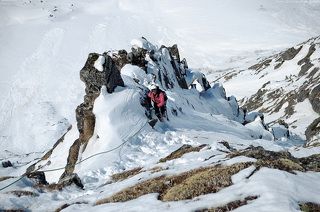 Инструктор Саня Ищенко активно вжумаривает крайнюю верёвку.