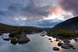 Холодная морось рассеялась ненадолго, и вдали показалось озеро Большая Имандра и горы Мончетундры