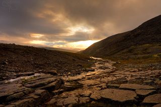 Прощальные лучи солнца из-за Индивичвумчорра, и дальше будут тучи, холод и ночь