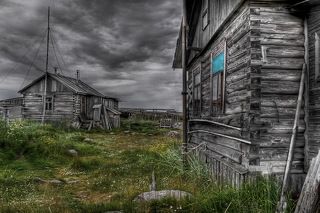 Однажды удалось побывать на острове Малая Муксалма в Белом море, где находится рабочий поселок Архангельского опытного водорослевого комбината. Там до сих пор вручную при помощи 5-метровых «кос» добывают ламинарию.