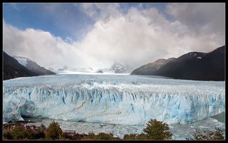 Как правило лед переворачивается, и выясняется, что его нижняя часть имеет более насыщенный цвет- от темно голубого,до ультрамарина....
Цвет льда очень зависит от освещенности и наличия солнца. Чем больше солнца, тем светлее лед....В пасмурную погоду он ярко-синий.