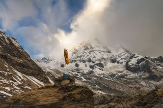 Основная религия в Непале - индуизм, поэтому тришула -
 атрибут Шивы не просто религиозная штучка, а живой алтарь. Аннапурна - одно из имён супруги и шакти Шивы, Парвати - Богини, дарующей пищу...