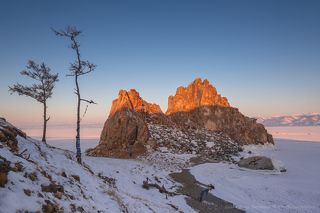 Шаманка на рассвете, вокруг с баянных мест снимают другие фотографы. Мне же пришлось полазить по крутому склону )))