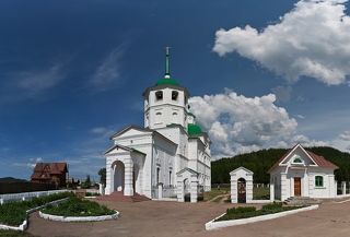 Храм строился по типовому проекту, что характерно для забайкальских храмов того времени – вызвать архитектора в столь удаленное место было непросто. Несмотря на это, внешний вид церкви уникален. Строители внесли в оформление здания многочисленные изменения сообразно своим умениям, наличию материалов и собственному видению красоты.