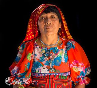 Снято в частном домике на острове Плайя Чико ( Карибский бассейн), женщина племени Куна. Индейцы племени Куна обитают на побережье Панамы и Колумбии, и полностью сохранили свой уклад жизни и оригинальные костюмы.