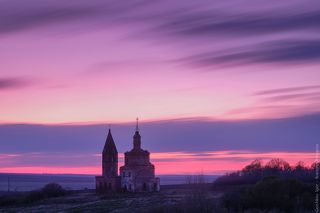 Сумерки у старой заброшенной церкви. Выдержка 7 минут.