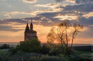 Закат середины мая у старой заброшенной церкви.