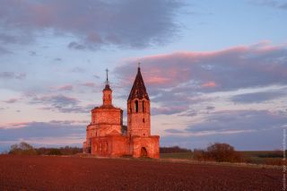 Закатный свет на старой заброшенной церкви.