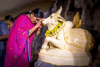 Но есть здесь одно местечко, которое просто необходимо посетить, находясь в городе. Это индуистский храм Бога Шивы или Shivoham Shiva Temple. Индуистская философия очень древняя – это доведический период – она почти современница древнеегипетской цивилизации, и поэтому человеку непосвящённому сразу понять все религиозные смыслы индуизма крайне сложно. Если совсем упростить содержание культа Шивы или шиваизма, то получается примерно такая картина.