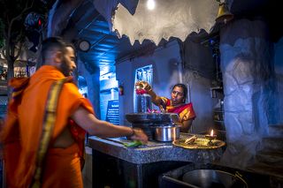 Шива считается одним из верховных богов индуизма и олицетворяет собой космическое сознание и статичное мужское начало Вселенной. К слову, у Вселенной есть и женское динамичное начало – Шакти – энергия, супруга Шивы. В разных индуистских источниках по-разному трактуется роль Шивы. Согласно священному тексту \