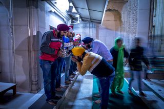 Основателем сикхизма был Духовный учитель Нанак (Гуру Нанак Дев), который жил в 1469-1539 годах. Любопытно, что религия сикхов возникла как протест против кастовой системы индуизма и политического доминирования исламской династии Великих Моголов. Хотя в сикхизме очень много и от ислама, и от индуизма, преемственность здесь не признаётся.