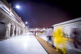 Сикхи верят в единого Бога, всемогущего и всепронизывающего Творца. Существуют два его проявления – Ниргун (Абсолют) и Саргун (Бог внутри каждого человека). Согласно догматам сикхской веры, до акта Творения Бог существовал как Абсолют сам по себе. Когда он захотел себя выразить, то сначала проявился как Имя, и таким образом возникла Природа, в которой Бог растворён и присутствует повсюду.