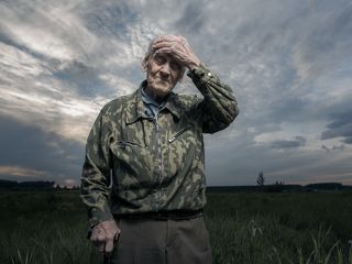 В кадре Кокорин Вячеслав Викторович, Помощник начальника Борисоглебской Краснознамённой авиационной школы пилотов им. В.П. Чкалова в 1945-1946 гг. Больше о герое кадра по ссылке: http://www.bvvaul.ru/profiles/4317.php