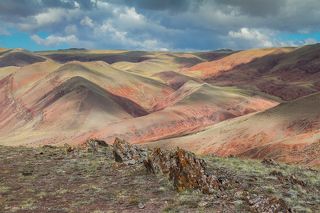 Живописности этим местам не занимать в любое время года. Курайский хребет отличается разноцветьем горных пород, вид на его южную оконечность...