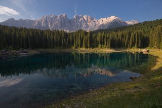 Карецца - очень маленькое, но очень красивое озерцо недалеко от г. Больцано на севере Италии. Благодаря своей красоте и доступности имеет очень большую популярность у туристов.