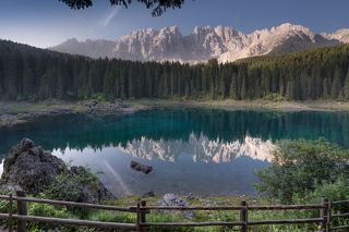 Ранним летним утречком оно выглядит так. На той стороне - подножие горы Латемар. Заборчик абсолютно не мешает и придает  даже пикантности озеру, что ли...