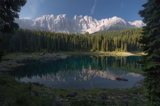 С каждой минутой солнце все выше и скалы постепенно теряют золотисто- бежевый и начинают напоминать по цвету халву