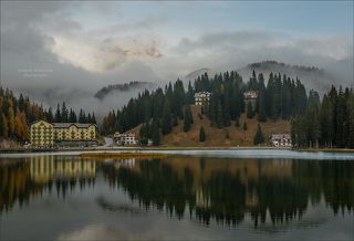 Тем утром туман хорошо прятал от зрителей пики Тре Чиме, но  банальный мизуринский вид этим не испортишь! :)