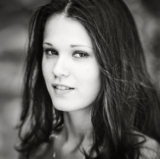 Эта история началась в далеком 2003 году, когда твой образ взорвал мой мозг. Ты тогда стояла в дверях, смущенная и красивая до замирания сердца, считала меня взрослым дядей, хотя разница-то между нами была всего пару лет.) Стояла в домашнем халатике, улыбалась так смущенно, мило говорила всякую чушь, я отвечал тоже такой же чушью, но параллельно с этим, мы общались без слов. Глаза у нас обоих заискрились в тот день, и этими искрами видно что-то задело там, в груди. Задело чтобы остаться там на многие многие годы..