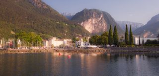 Рива-дель-Гарда - то место, где начинаются Альпы, по крайней мере, предгорье - точно. Город окружен с трех сторон живописными горами и буквально утопает в зелени